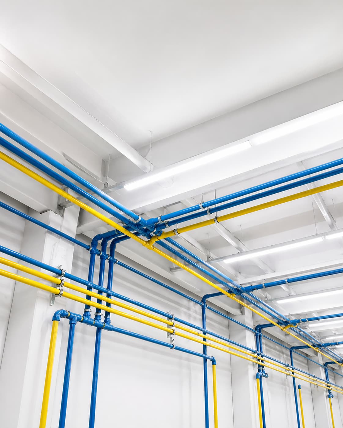 Rede de ar comprimido instalada em ambiente industrial