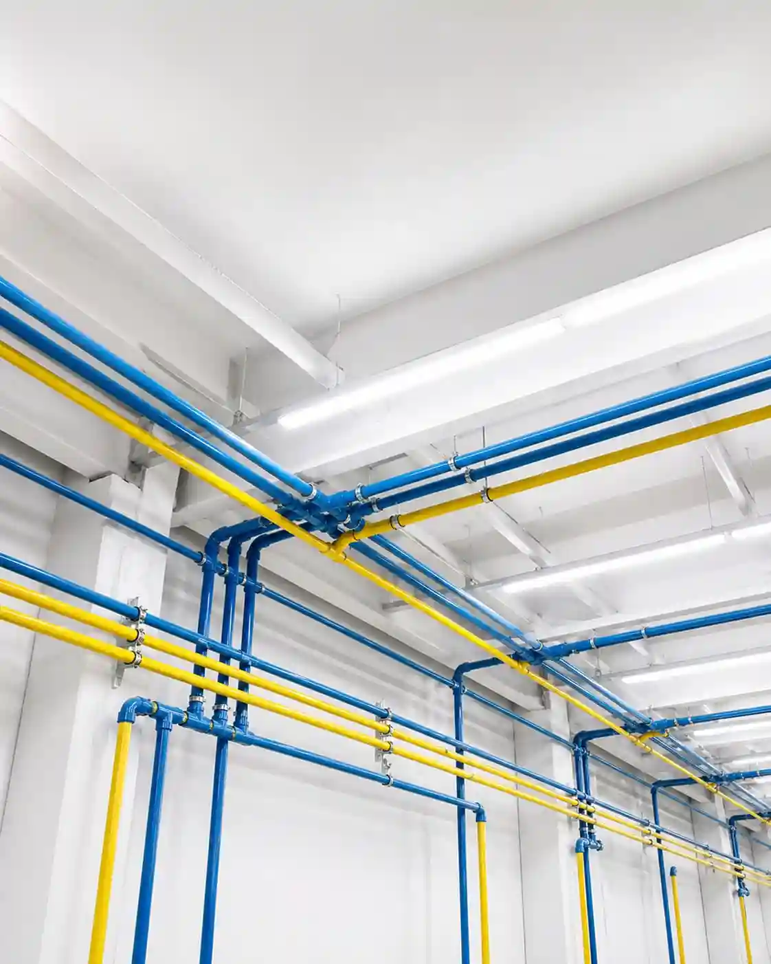Engenheiro da GRU Compressores utilizando câmera acústica ultrassônica para detectar vazamentos de ar comprimido em tubulação industrial.