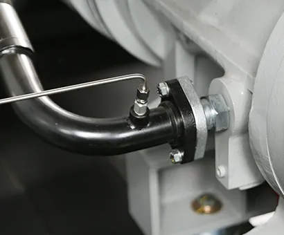 Sistema auxiliar de transmissão e resfriamento térmico interno do compressor de ar industrial ELGi EG 185-220 kW.